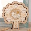 Albero della vita in legno con cerchio centrale con raffigurazione dei simboli sacri della santa cresima