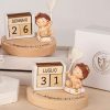 Bomboniera calendario perpetuo con Statuina angioletto seduto con cuoricino a palloncino