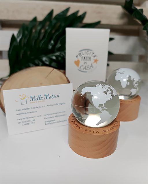 Bomboniera mappamondo led con base in legno con la scritta “Felicità, amore, sogni, gioia”.