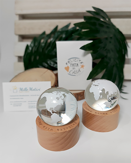 Bomboniera mappamondo led con base in legno con la scritta “Felicità, amore, sogni, gioia”.