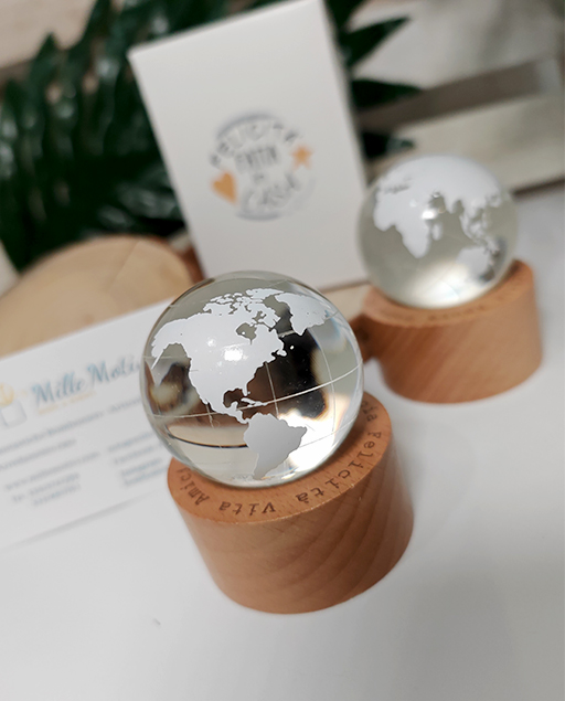Bomboniera mappamondo led con base in legno con la scritta “Felicità, amore, sogni, gioia”.