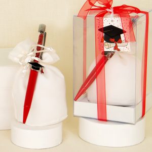 Penna rossa laurea con tocco. Vi viene consegnata con elegante sacchetto bianco e pvc