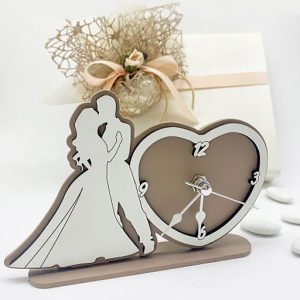 Orologio sposi romantici a forma di cuore. Con dimensioni di 11 x 13 cm, sposi stilizzati è il simbolo perfetto di un legame eterno