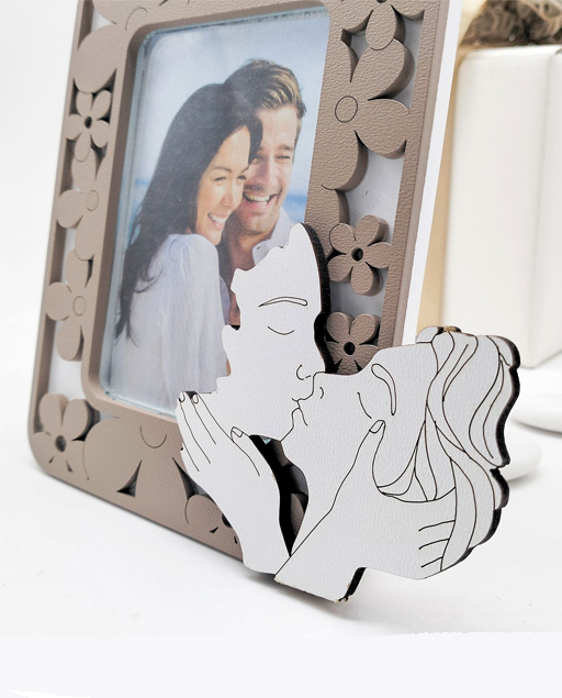 Portafoto bacio sposi dalla forma unica e romantica che raffigura una coppia di innamorati che si baciano.