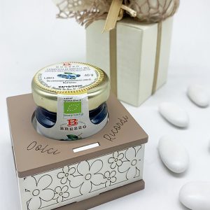 Portamarmellata raffinato accessorio decorato con delicati fiorellini bianchi e la dolce scritta "Dolci ricordi".