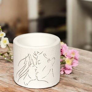 Vaso coppia innamorati bacio, realizzato con cura nei minimi dettagli,