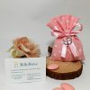 Sacchetto pois rosa con applicazione ciondolo quadrifoglio portafortuna. Scegli di ricevere il sacchettino completo di confetti.
