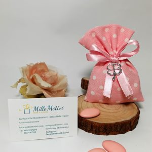 Sacchetto pois rosa con applicazione ciondolo quadrifoglio portafortuna. Scegli di ricevere il sacchettino completo di confetti.