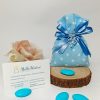 Sacchetto pois cielo con applicazione ciondolo quadrifoglio. Scegli di ricevere il sacchettino completo di confetti.