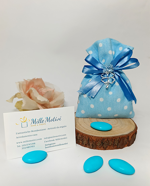 Sacchetto pois cielo con applicazione ciondolo quadrifoglio. Scegli di ricevere il sacchettino completo di confetti.