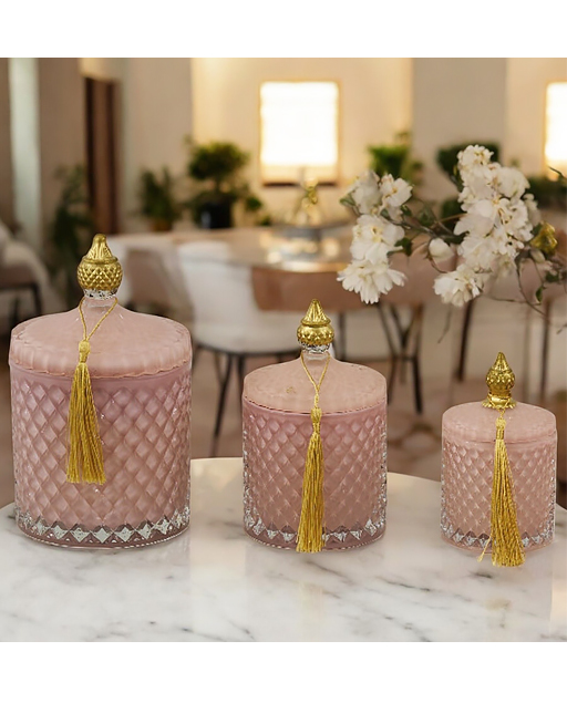 Candela effetto diamante rosa con coperchio, impreziosita da dettagli color oro e una raffinata nappina coordinata