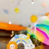 Bomboniera battesimo maschietto magnete arcobaleno azzurro 2025