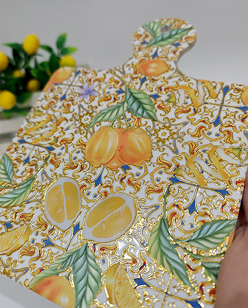 Tagliere decorato con limoni, design in rilievo. Ideale per realizzare con semplicità e creatività. Bomboniera utile.