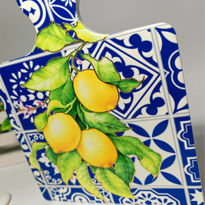 Tagliere blu decorato con limoni, design in rilievo. Ideale per realizzare con semplicità e creatività