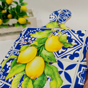Tagliere blu decorato con limoni, design in rilievo. Ideale per realizzare con semplicità e creatività
