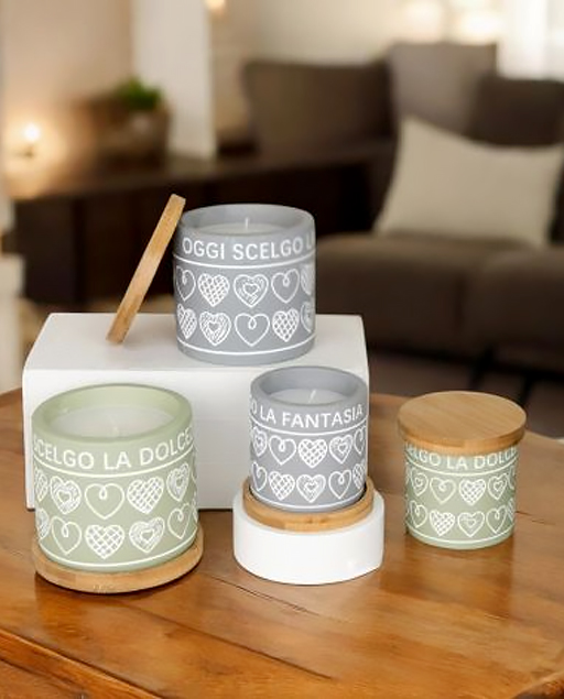 Candela con portacandela decorata con cuoricini, realizzata in porcellana e legno