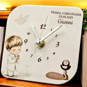 Bomboniera orologio bimbo preghiera realizzato in ecopelle, utilizzabile sia da parete che da tavolo.