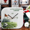 Bomboniera orologio campetto di calcio realizzato in ecopelle, questo orologio è pensato per aggiungere un tocco di tenerezza e raffinatezza