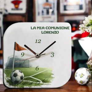 Bomboniera orologio campetto di calcio realizzato in ecopelle, questo orologio è pensato per aggiungere un tocco di tenerezza e raffinatezza