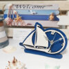 Orologio barca a vela realizzato in legno combina eleganza e funzionalità, con una graziosa barca a vela
