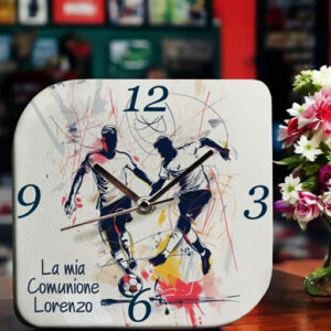 Bomboniera orologio calciatore realizzato in ecopelle, questo orologio è pensato per aggiungere un tocco di tenerezza e raffinatezza