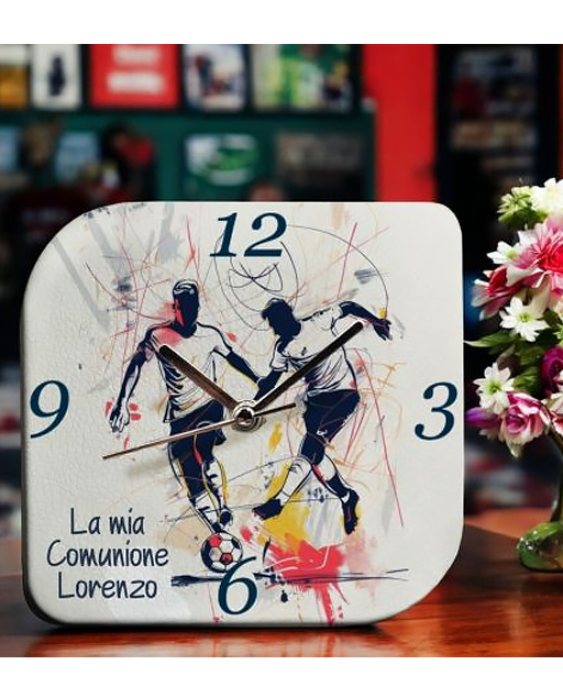 Bomboniera orologio calciatore realizzato in ecopelle, questo orologio è pensato per aggiungere un tocco di tenerezza e raffinatezza