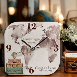 Bomboniera orologio tema viaggio realizzato in ecopelle, questo orologio è pensato per aggiungere un tocco di tenerezza e raffinatezza
