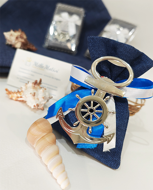 Apribottiglie timone con ancora, manuali per tappi a corona in acciaio effetto cromato con impugnatura a forma di timone con ancora.