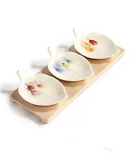 Set antipastiera a forma di foglia decorata con meravigliosi tulipani. Set realizzato in porcellana bianca con vassoio in legno