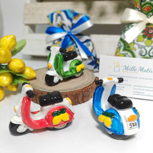 Vespa appoggio con decoro limone assortita in quattro colori.