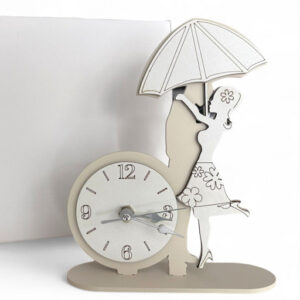 Orologio coppia bacio sotto ombrello. Realizzata in pregiato legno nei delicati toni panna e bianco