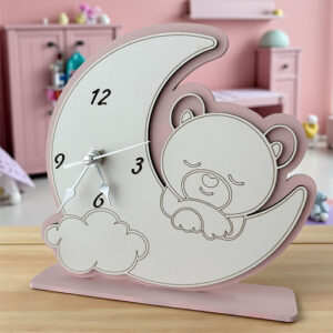 Delizioso orologio a forma di luna con orsetto rosa che poggia su una soffice nuvola,