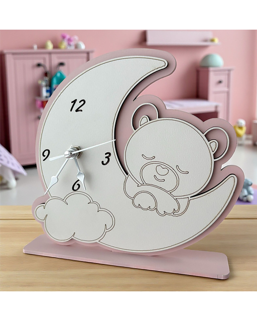 Delizioso orologio a forma di luna con orsetto rosa che poggia su una soffice nuvola,