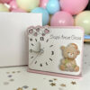 Delizioso orologio, decorato con un tenero orsetto rosa, porta con sé parole incantevoli come "Sogni", "Amore" e "Gioia