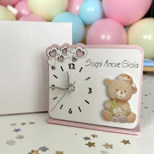 Delizioso orologio, decorato con un tenero orsetto rosa, porta con sé parole incantevoli come 