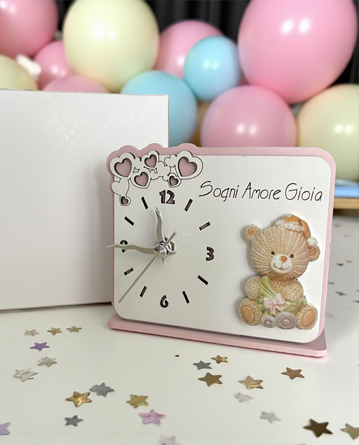 Delizioso orologio, decorato con un tenero orsetto rosa, porta con sé parole incantevoli come "Sogni", "Amore" e "Gioia
