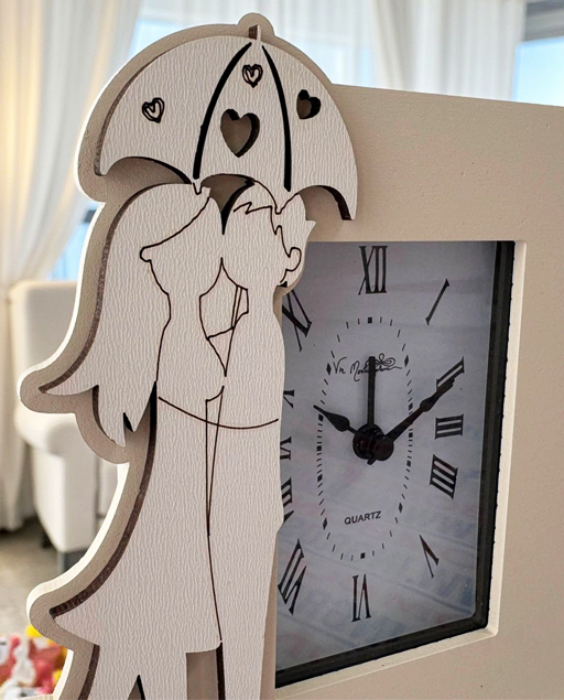 Bomboniera orologio con coppia innamorati abbracciati sotto l'ombrello traforato.