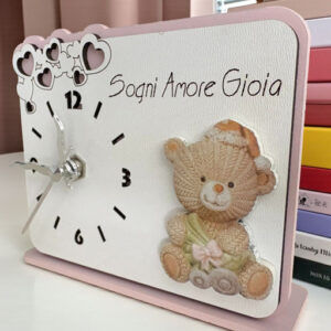 Delizioso orologio, decorato con un tenero orsetto rosa, porta con sé parole incantevoli come