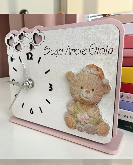 Delizioso orologio, decorato con un tenero orsetto rosa, porta con sé parole incantevoli come "Sogni", "Amore" e "Gioia