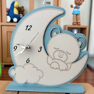 Delizioso orologio a forma di luna con orsettoche poggia su una soffice nuvola, accogliendo delicatamente il quadrante.