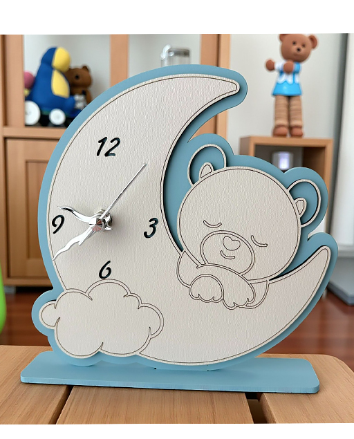 Delizioso orologio a forma di luna con orsettoche poggia su una soffice nuvola, accogliendo delicatamente il quadrante.
