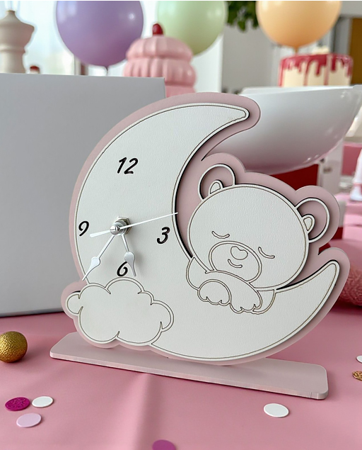 Delizioso orologio a forma di luna con orsetto rosa che poggia su una soffice nuvola,