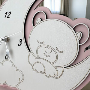 Delizioso orologio a forma di luna con orsetto rosa che poggia su una soffice nuvola,