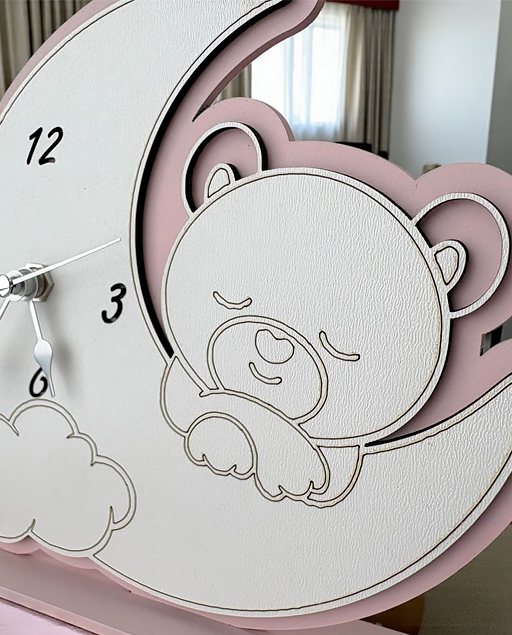 Delizioso orologio a forma di luna con orsetto rosa che poggia su una soffice nuvola,
