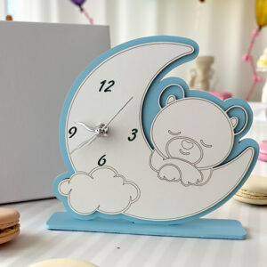 Delizioso orologio a forma di luna con orsettoche poggia su una soffice nuvola, accogliendo delicatamente il quadrante.