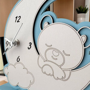 Delizioso orologio a forma di luna con orsettoche poggia su una soffice nuvola, accogliendo delicatamente il quadrante.