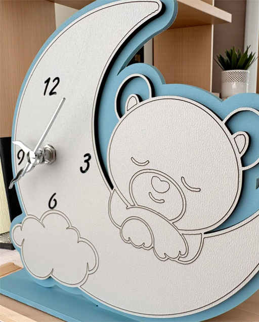 Delizioso orologio a forma di luna con orsettoche poggia su una soffice nuvola, accogliendo delicatamente il quadrante.