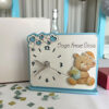Delizioso orologio, decorato con un tenero orsetto cielo
