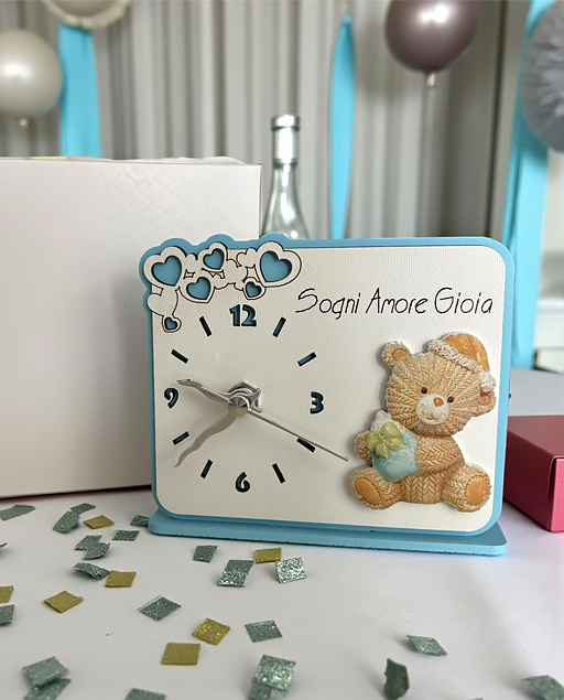 Delizioso orologio, decorato con un tenero orsetto cielo