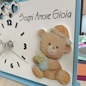 Delizioso orologio, decorato con un tenero orsetto cielo